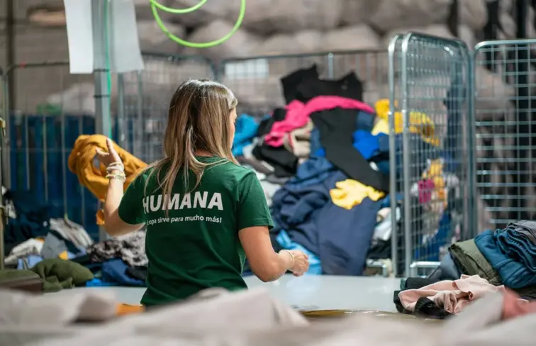 Separação de roupas no armazém da Humana